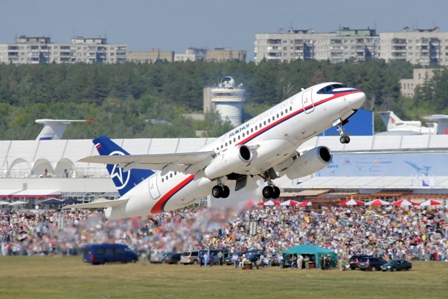 Показательный полет SSJ-100 на авиасалоне МАКС-2011